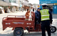 <b>老人抱羊乘坐三轮车 汉中市交警批评教育并处罚</b>