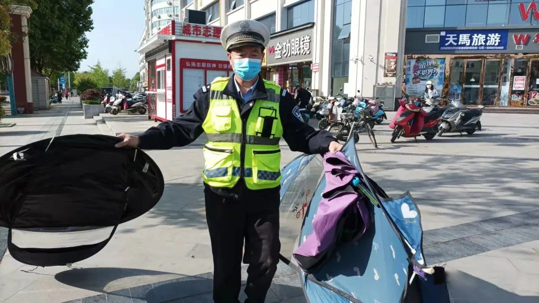 南郑区交警拆除电动车、摩托车非法安装遮阳伞600余把