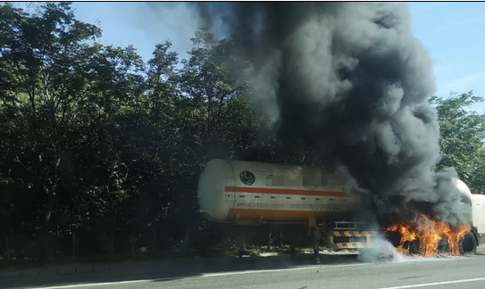 <b>西安绕城高速上一辆罐车着火，事故路段临时管制</b>