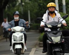 <b>西安临潼警方：骑电动车不戴头盔将被处罚20元</b>
