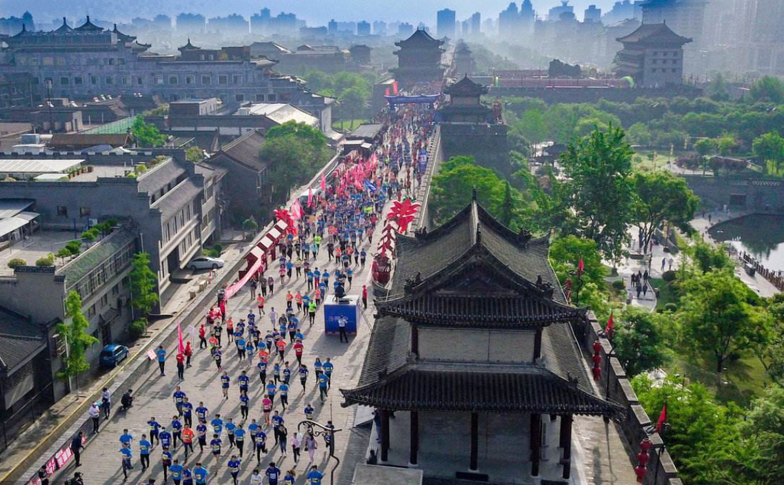 <b>西安城墙马拉松受热捧！不到两小时报名人数超3万</b>