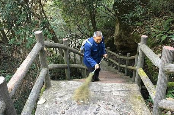 <b>汉江源景区清洁工每天清扫10公里步道 两天用坏一把扫帚</b>