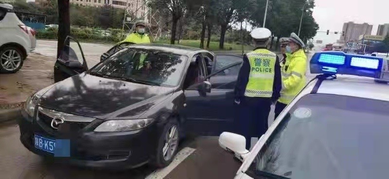 <b>驾驶员晕倒在车内 铜川巡逻交警紧急施救</b>