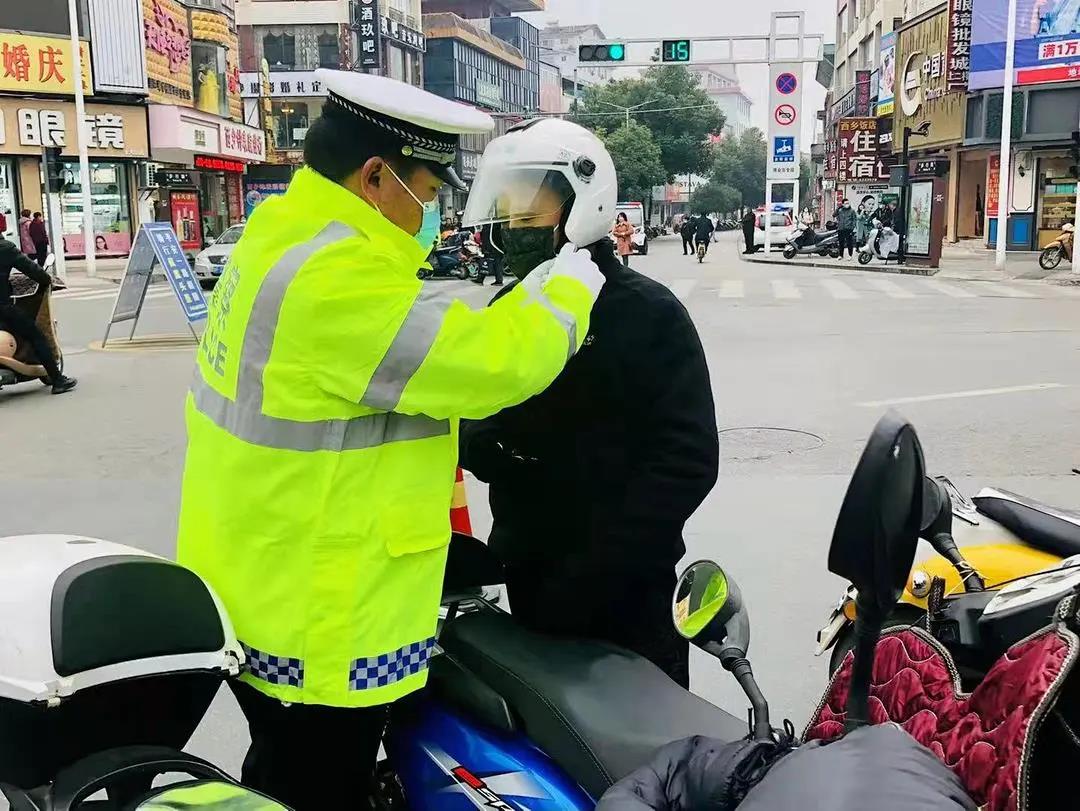 <b>严查不戴头盔第一天 汉中交警劝导500余起、处罚210起</b>
