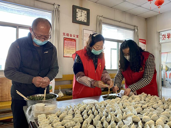 <b>冬至到，渭滨区社区工作人员为“他们”送去热乎儿饺子 </b>