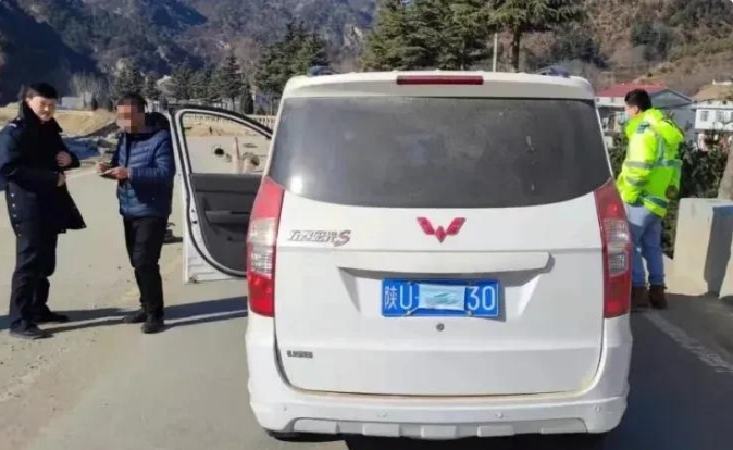 <b>记12分罚200元！商州区一男子用口罩遮挡车牌 </b>