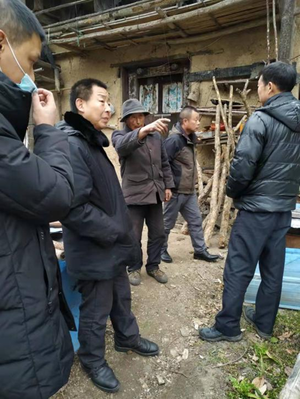<b>佛坪县一村民门口来了“不速之客”工作人员鸣鞭炮、敲锣鼓进行驱赶</b>