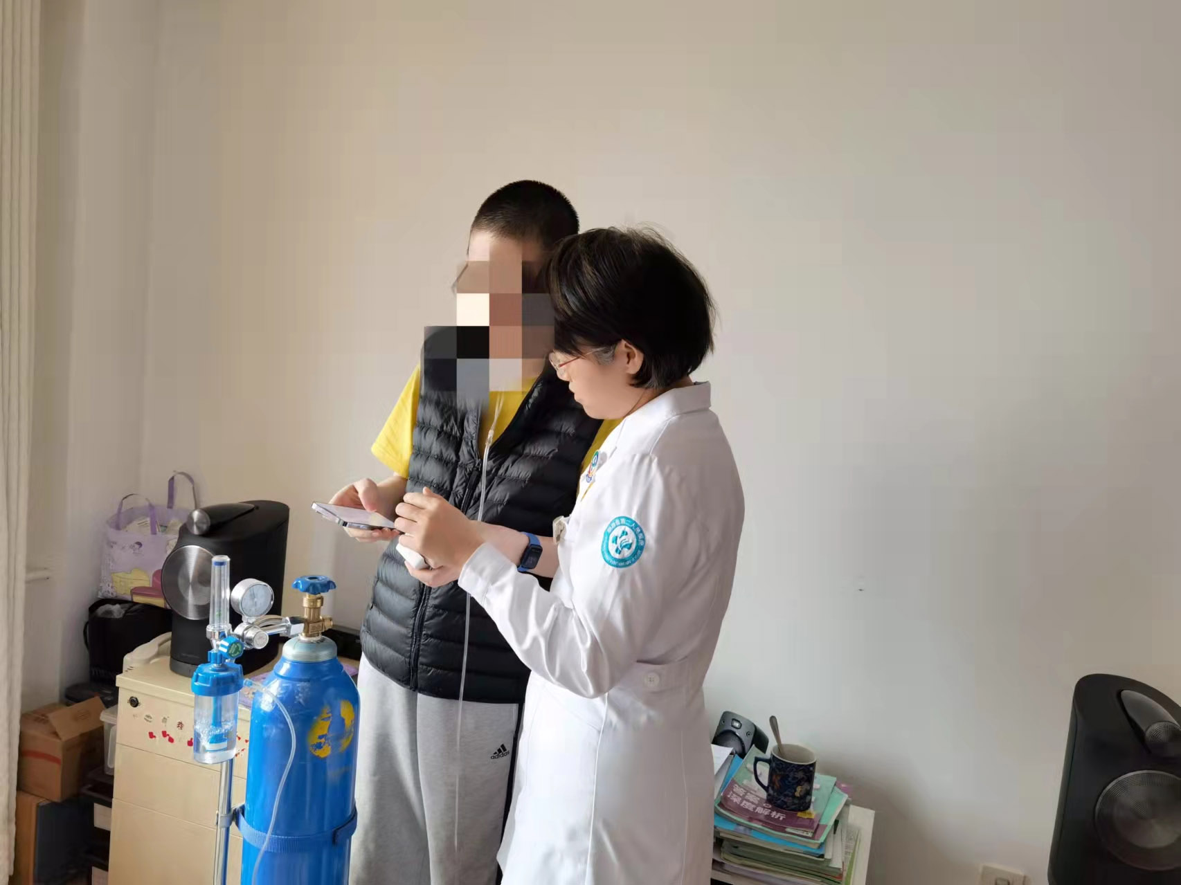 <b>刻不容缓！陕西省第二人民医院医护迎着风雪上门救治呼吸困难患者</b>