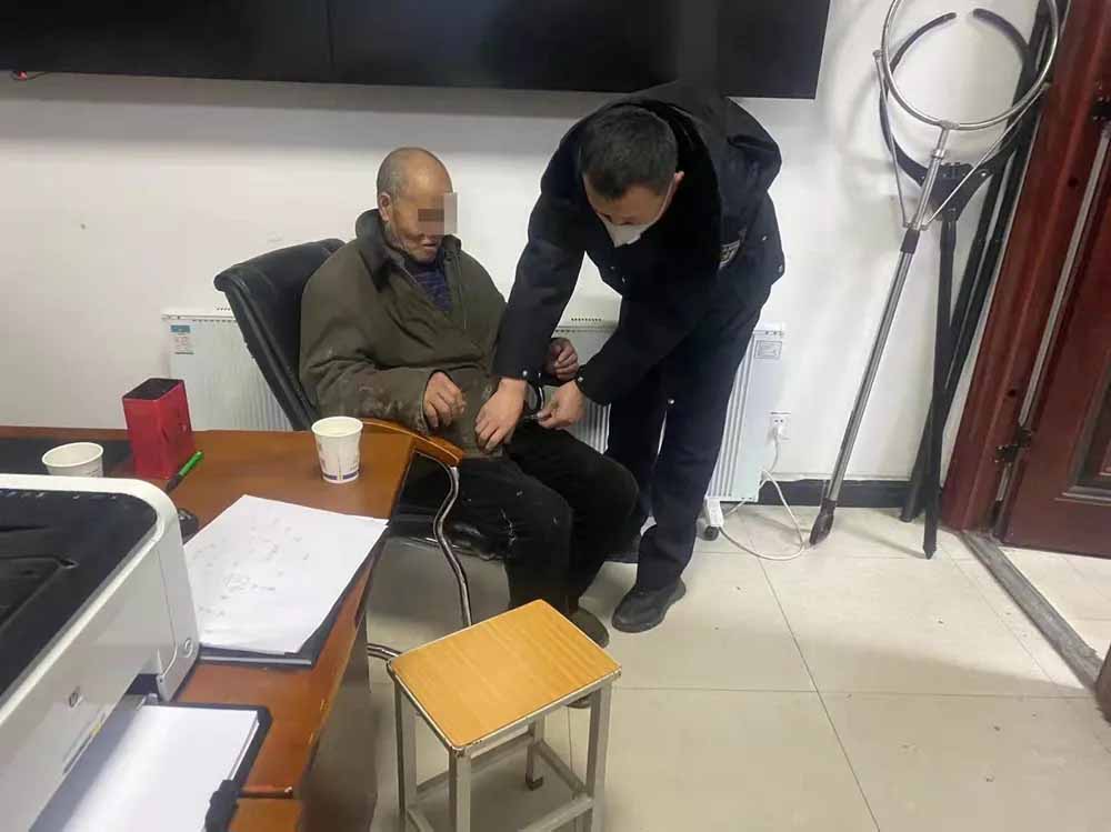 <b>患病老人深夜迷路 商州民警救助送回家</b>