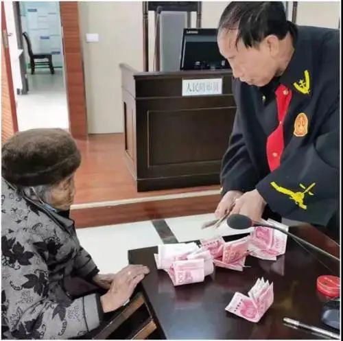<b>常年吃药打针欠药费无人管 安康八旬老人将俩儿子告上法庭</b>