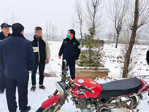 <b>两名少年盗窃摩托车 洛南警方及时追回返还失主</b>