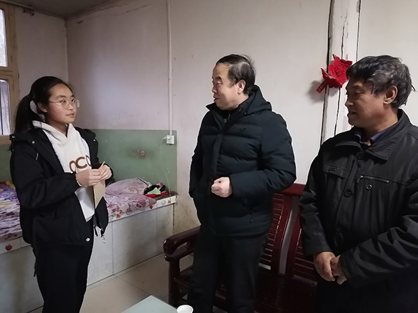 <b>太白县关工委开展家庭困难学生走访慰问活动</b>