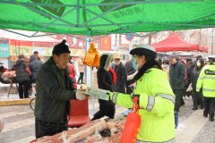 <b>铜川交警面对面送“福”送安全</b>