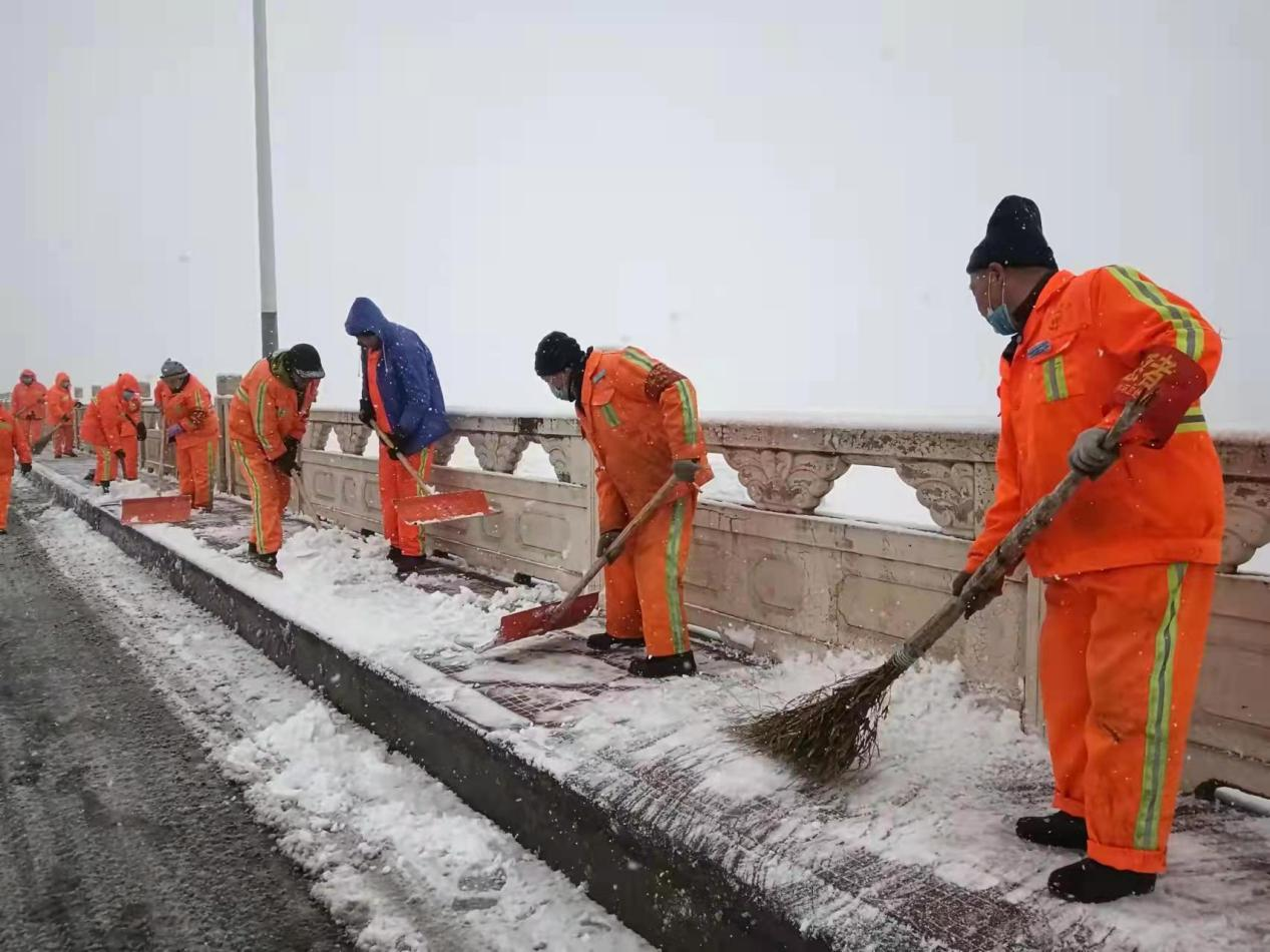 <b>降雨降雪，宝鸡市渭滨区260名环卫工人街头扫雪保畅</b>
