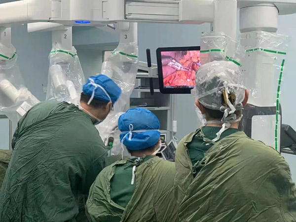 <b>左肾根治术，几乎零出血！“达芬奇”顺利完成宝鸡首例机器人手术</b>