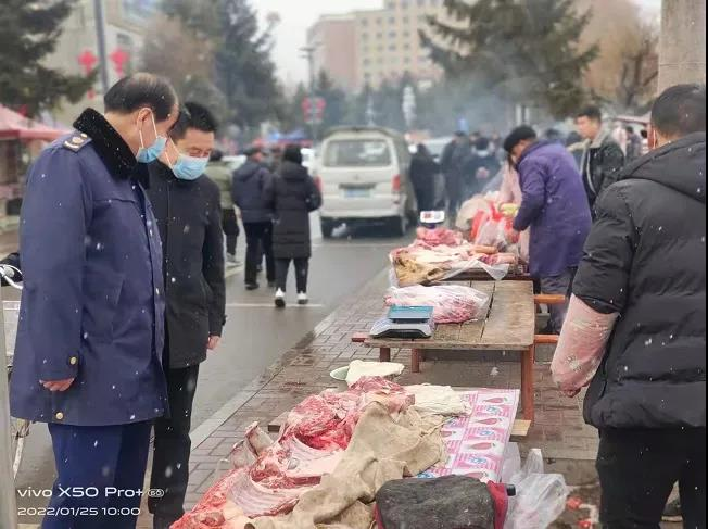 <b>没收过期食品200余袋！太白县春节前对农贸市场、大型超市进行食品安全检</b>