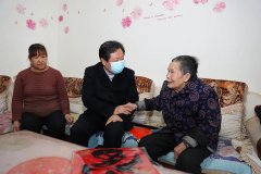 <b>樊维斌看望慰问困难群众驻铜官兵离退休老干部和各界人士代表</b>