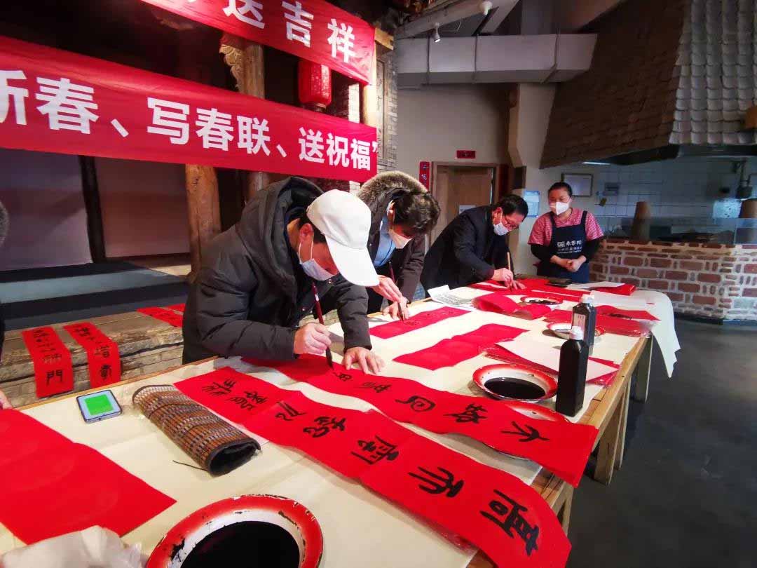 <b>写春联、福字500余副 西咸新区欢欢喜喜迎虎年</b>