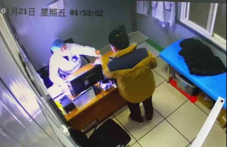 <b>男子聚会豪饮“上头”误吞啤酒盖 辛亏及时就诊</b>