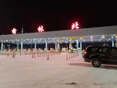 <b>榆林多地降雪致路面结冰 多个高速收费站交通管制</b>