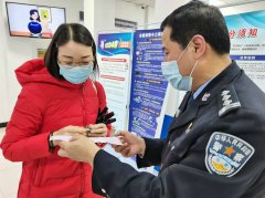 <b>失而复得暖民心 铜川民警帮群众找回钱包获好评</b>