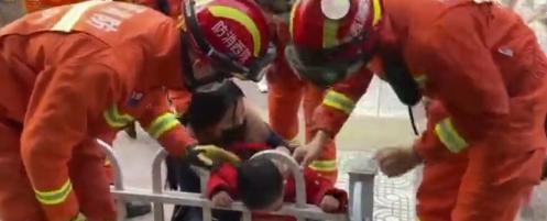 三岁男童头部被卡护栏 咸阳消防4分钟解救