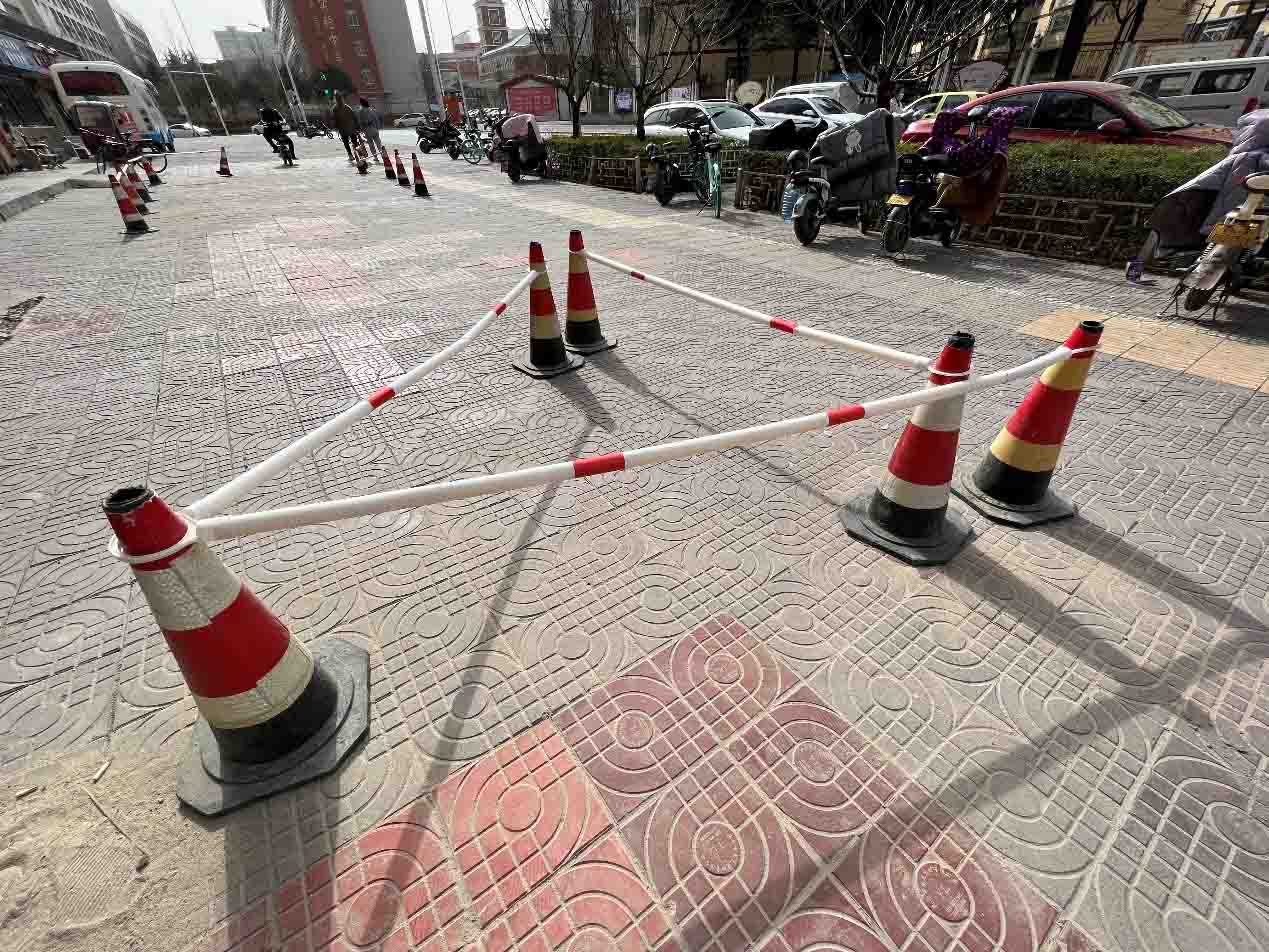 <b>荣华小区门口地砖“使绊子”，市民险些摔跤！ 咸阳市政及时修复破损地砖</b>