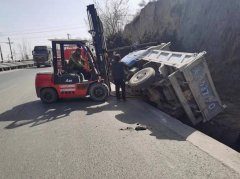 <b>巡逻途中遇农用三轮侧翻 铜川交警暖心救助</b>
