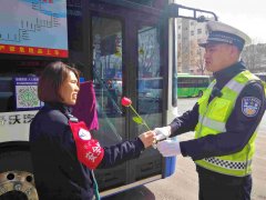 <b>铜川公安交警三大队街头送花“表白”文明女神</b>