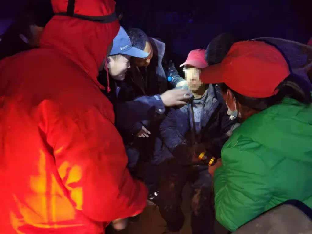 <b>村民掉落山沟失联 吴起公安深夜紧急搜救</b>