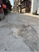 <b>热线实录 | 咸阳长威小区门口道路坑洼 业主进出苦不堪言</b>