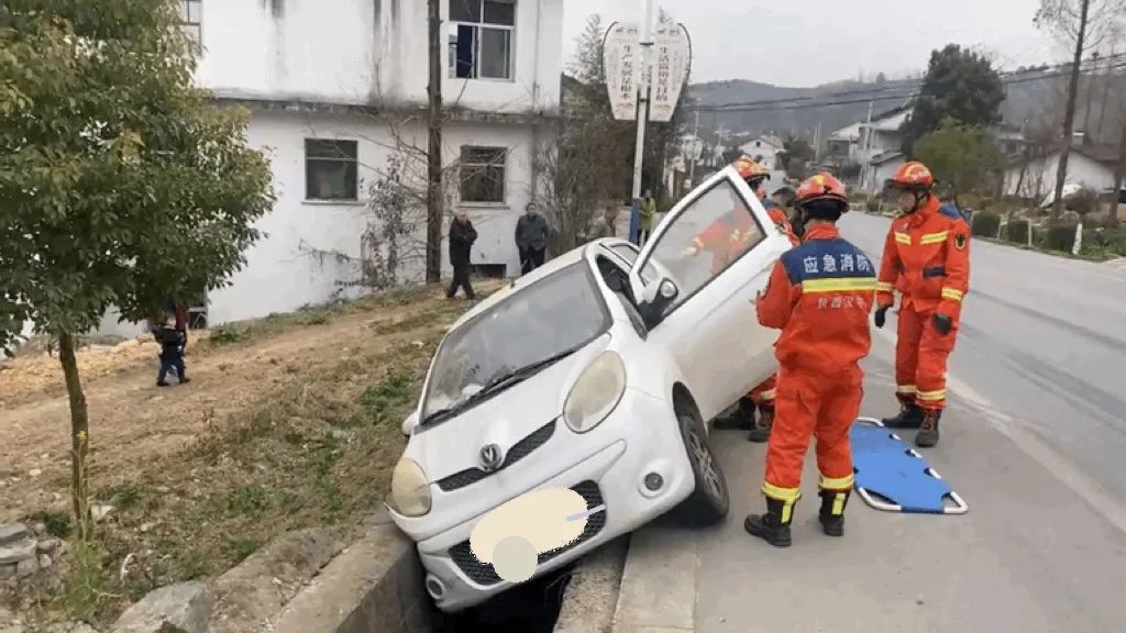 <b>六旬老人疲劳驾驶车辆侧翻 致95岁老母亲被困副驾</b>
