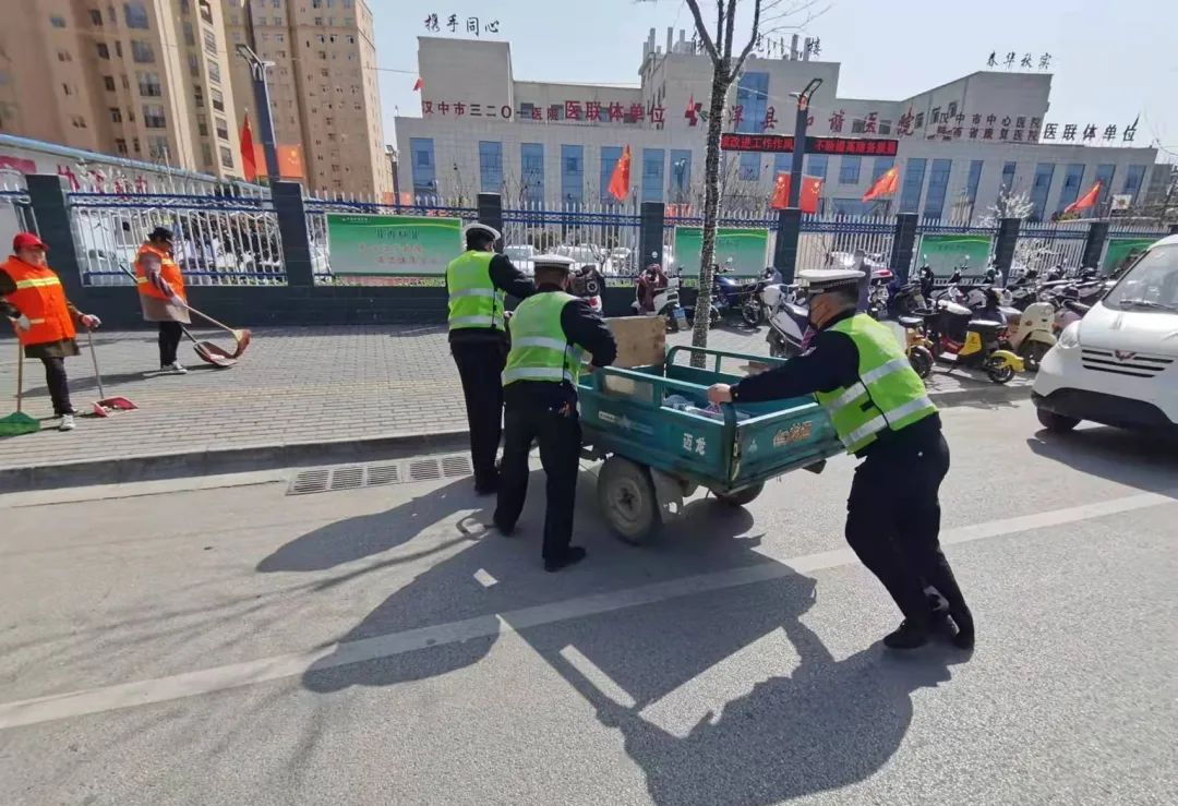 <b>拖移、警告、罚款 洋县开展车辆乱停乱放专项整治行动</b>