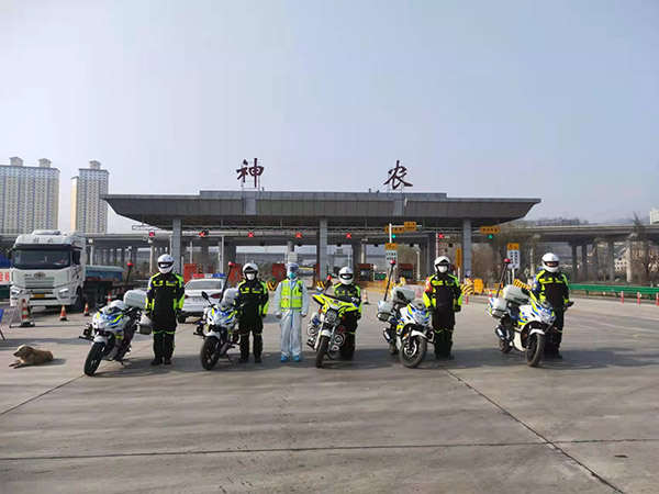 <b>盖手印 下一线！渭滨铁骑24小时严守神农高速出入口</b>
