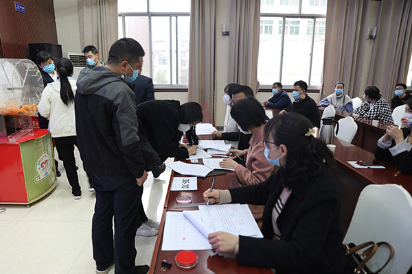 <b>汉滨区102户住房困难户摇号分配喜得公租房</b>