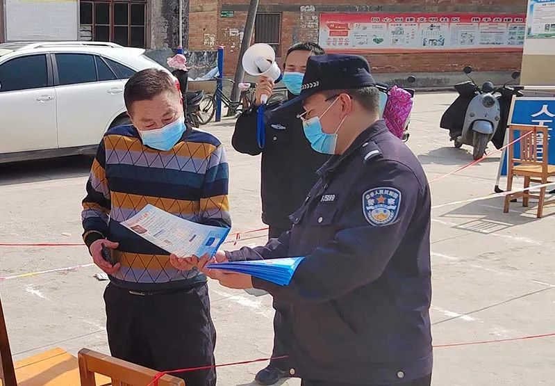 <b>城固公安200余名警力下沉一线 疫情防控、反诈宣传两不误</b>