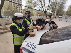 <b>防疫前线 铜川市民自发为一线执勤民警送上热腾腾的饺子 温暖人心</b>