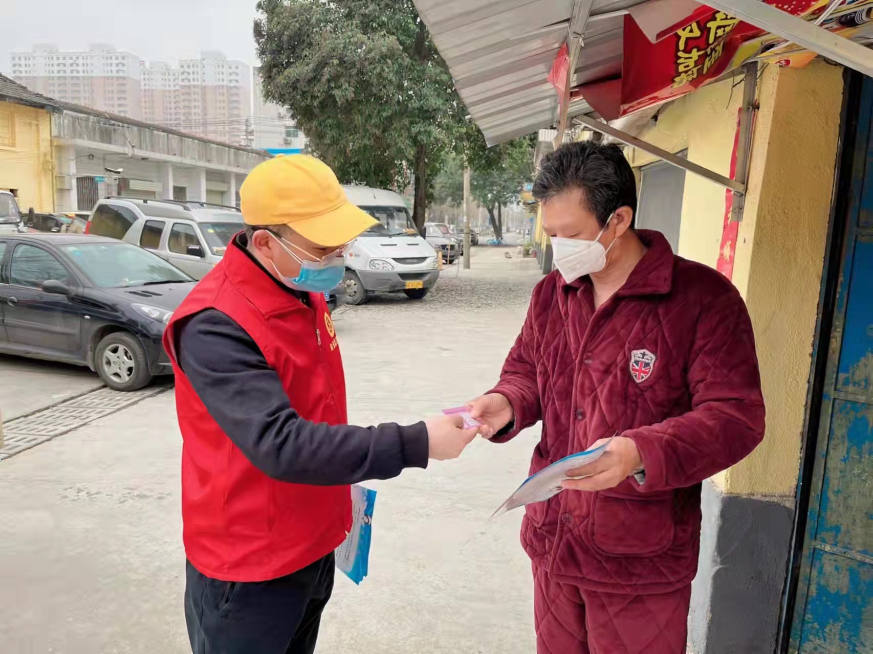 <b>党员教师贾军利舍小家为大家 冲锋在前抗疫情</b>