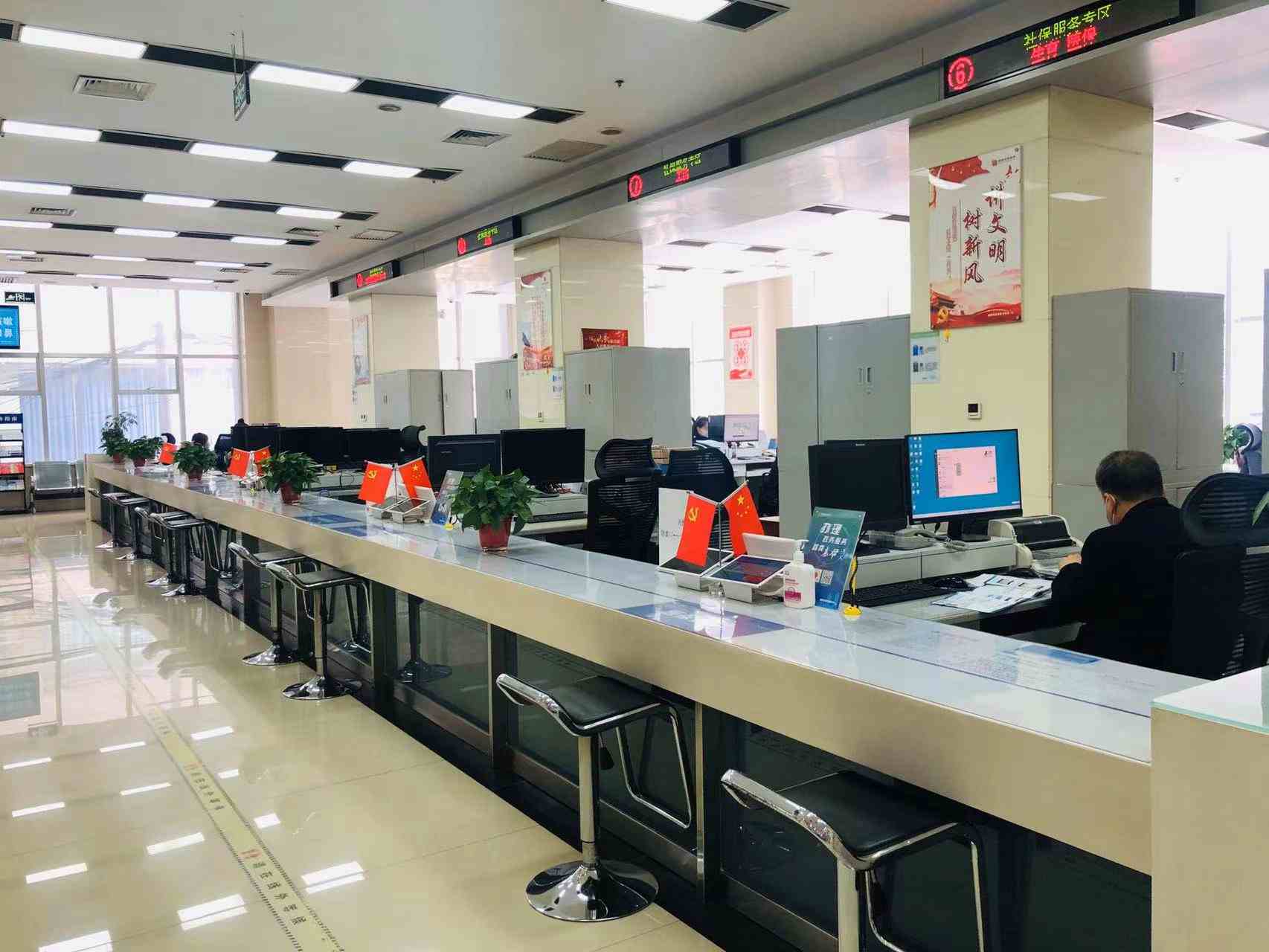 <b>咸阳市政务服务中心：从“窗口”走进群众“心口”</b>