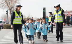 <b>榆林公安对1568所中小学、幼儿园开展隐患排查整治 排查安全隐患361处</b>