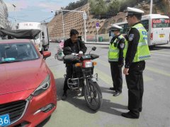 <b>府谷县交警开展乡村道路交通违法行为整治行动</b>