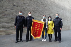 <b>做好事不留名，西安交警拾金不昧暖民心！</b>