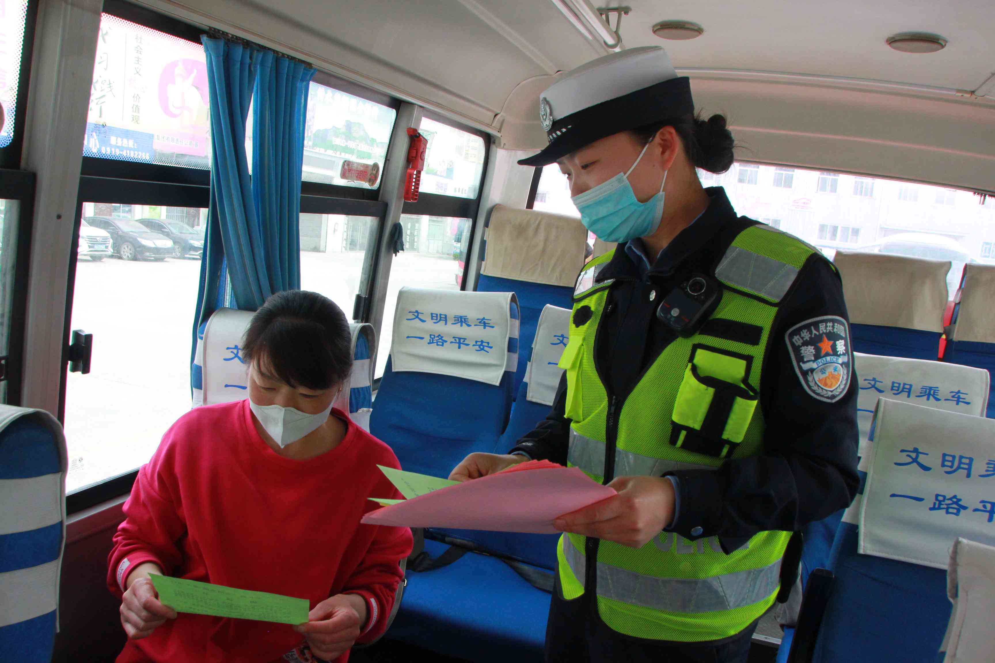 <b>铜川公安交警第二大队开展五一交通安全宣传活动</b>