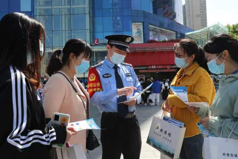 <b>《反有组织犯罪法》今起实施，西安警方开展主题宣传活动</b>