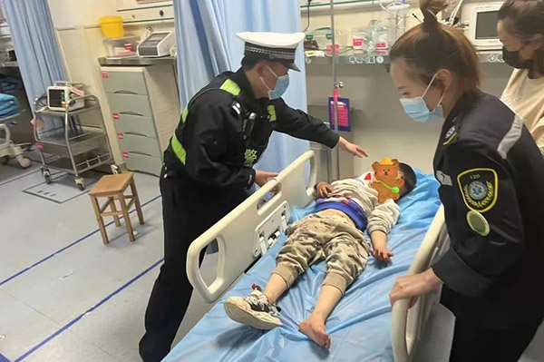 <b>小孩险断指 延安高交开辟紧急通道护送就医</b>