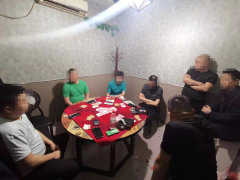 <b>挂羊头卖“狗肉”烧烤店成赌博窝 城固公安捣毁赌场9赌徒被抓</b>