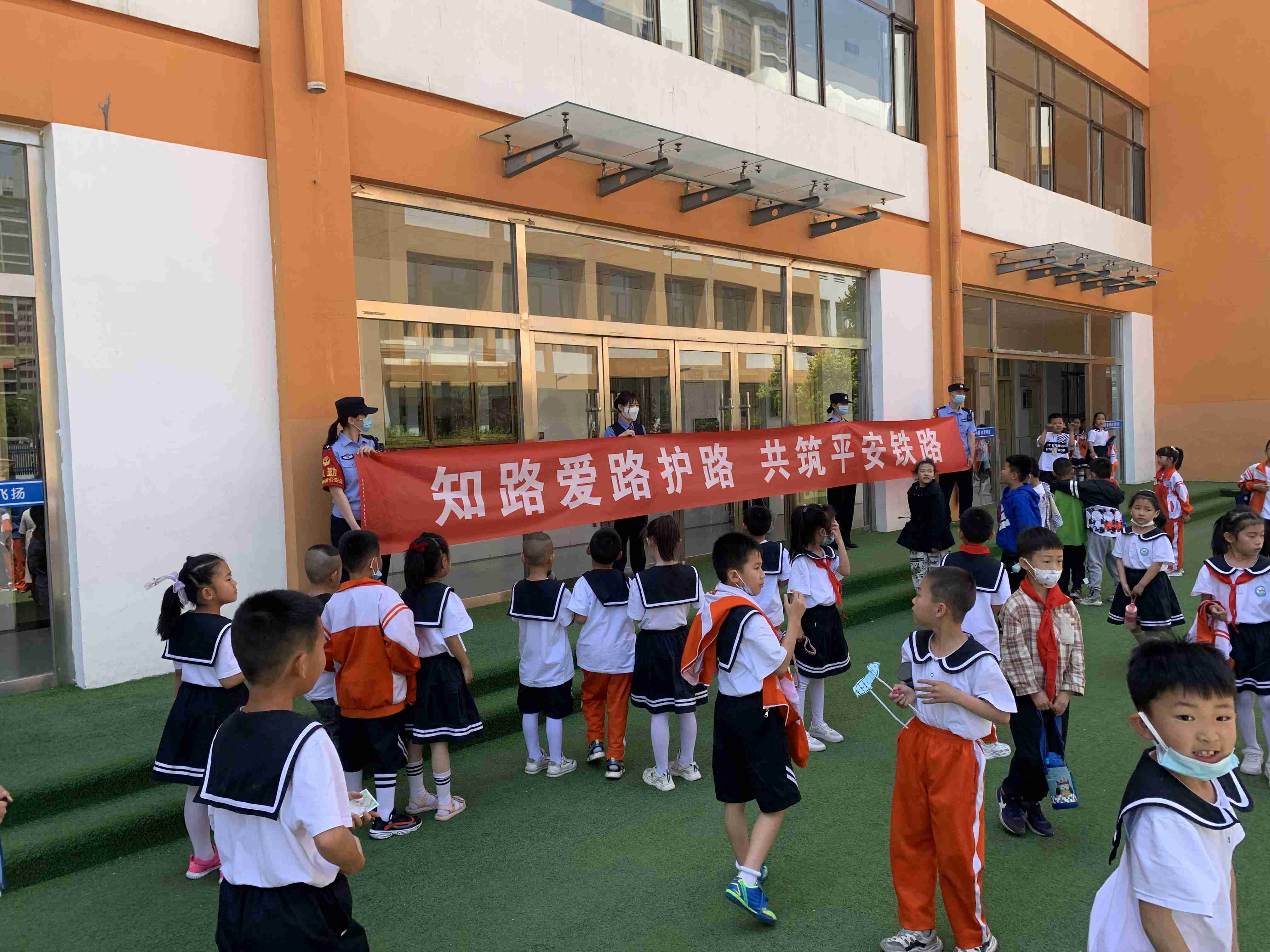 <b>榆林火车站派出所开展法制安全宣传活动 2000余人受教</b>