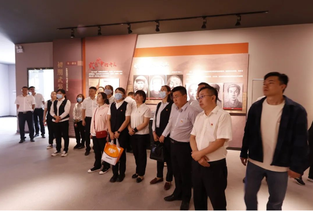 <b>神木农商银行组织开展“踏寻红色足迹 传承红色基因”主题党日活动</b>
