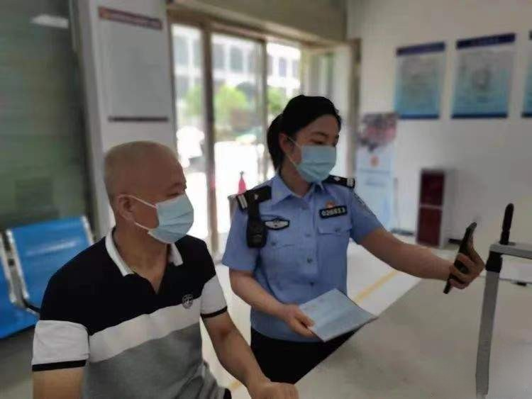 <b>人在国外身份证到期 商洛警方视频连线“隔空换证”</b>