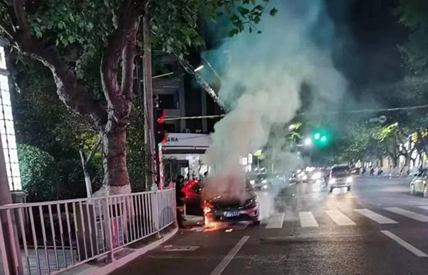 <b>炎炎夏日车辆自燃 商洛巡警消防合力扑救</b>